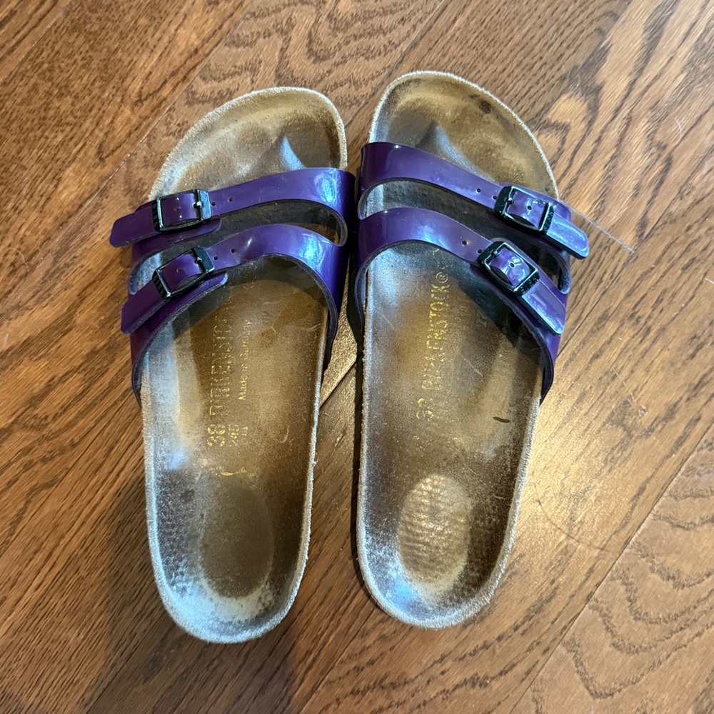 Birkenstock Ibiza Sandals in a Glossy Purple Patent Finish Slip-ons size 38 EU